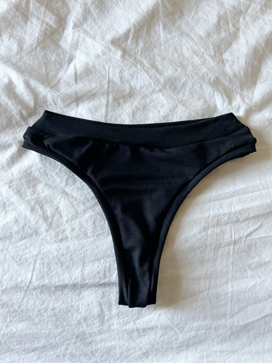 Solid Black : Bamboo Thong